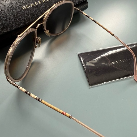 Burberry Sunglasses with case and lens cloth - Picture 3 of 3